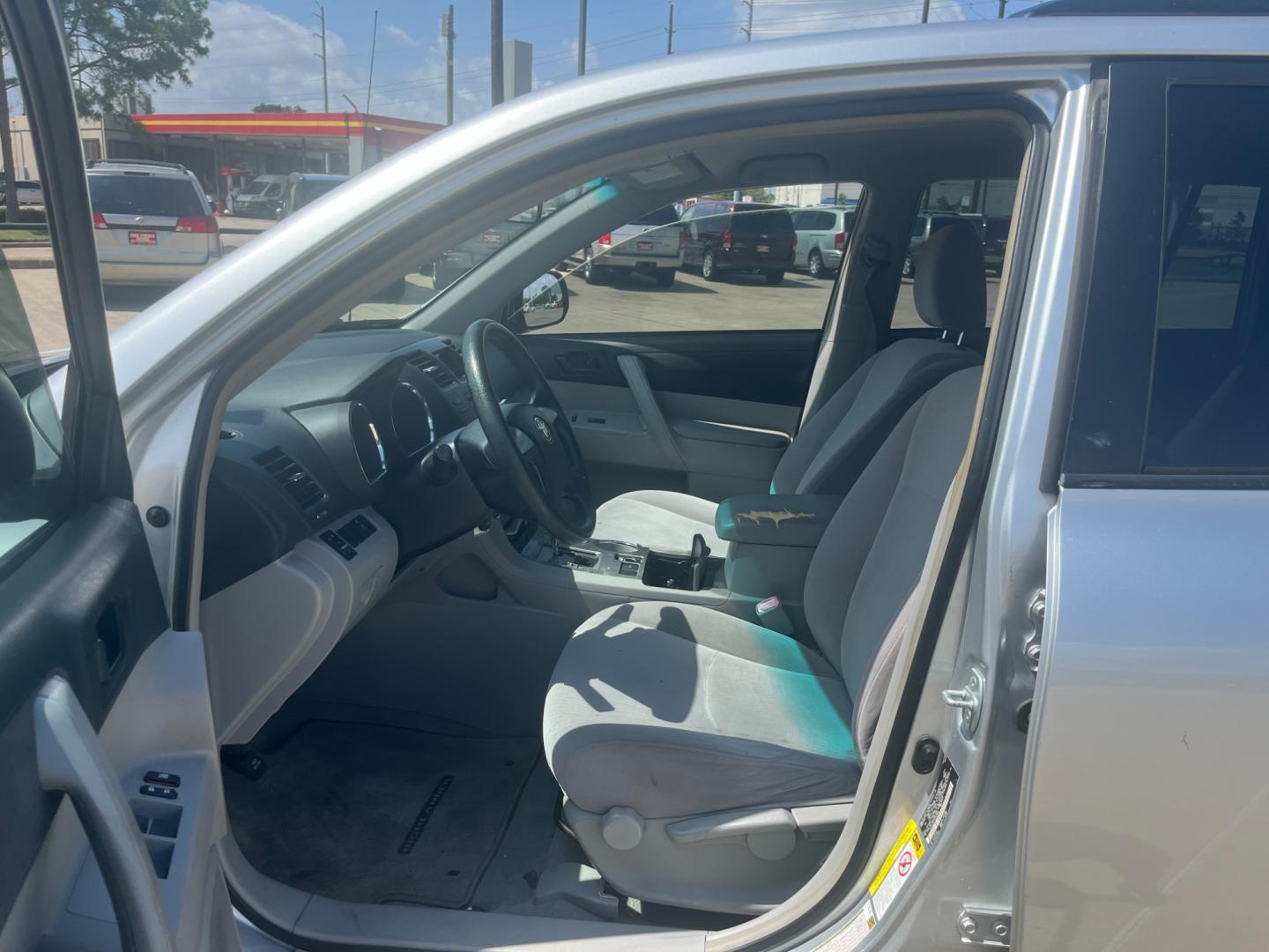 2009 SILVER /gray Toyota Highlander Base 2WD (JTEDA41A192) with an 3.5L V6 DOHC 24V engine, 5-Speed Automatic transmission, located at 14700 Tomball Parkway 249, Houston, TX, 77086, (281) 444-2200, 29.928619, -95.504074 - Photo#8